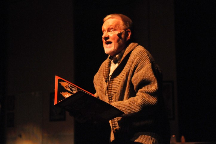 The Man in the Chair (Wayne Nolan) peruses his fav'rit album...props to Alan Dean Photography for the pic.